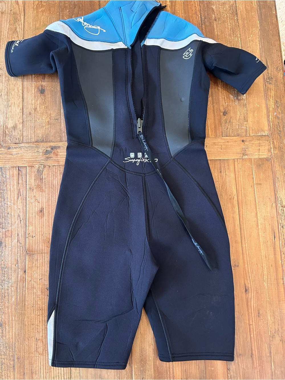Billabong Wetsuit in Black and Light Blue